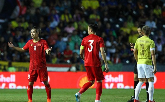 Một số cầu thủ như Văn Toàn, Quế Ngọc Hải, Bùi Tiến Dũng đã phản ứng lại hành động này. Sau đó, Văn Toàn và hậu vệ Theerathon Bunmathan đều bị trọng tài phạt thẻ vàng. Ảnh: Quang Thịnh.