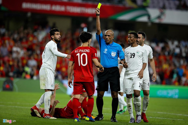 Trước tình huống này, Công Phượng lập tức chạy tới phản ứng. Thậm chí, khi phải nhận thẻ vàng từ trọng tài, tiền đạo CLB Hoàng Anh Gia Lai vẫn đứng lại, tiếp tục tranh cãi và bảo vệ Quang Hải. Ảnh: Minh Chiến.