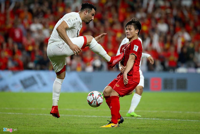 Trong trận Việt Nam gặp Yemen tại Asian Cup 2019, hậu vệ đội bóng áo trắng đã đạp thẳng vào hạ bộ Quang Hải khi ấy đang trên đà băng tới. Pha va chạm khiến tiền đạo CLB Hà Nội lăn lộn đau đớn. Ảnh: Minh Chiến.