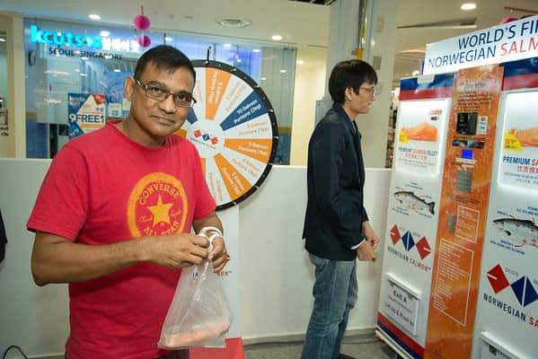 Đại diện Norwegian Salmon cho biết sẽ lắp màn hình để thông tin thêm lợi ích của cá hồi và hướng dẫn công thức chế biến cho khách. Ảnh: Facebook.