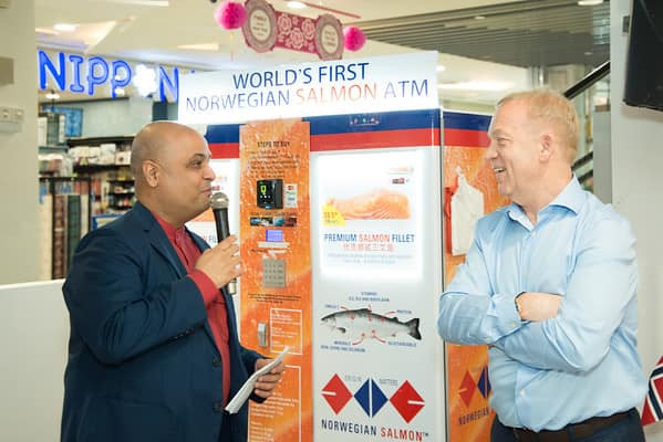 Cá hồi được đóng gói chân không, trọng lương 200 g đông lạnh và bán với giá 5,9 USD. Ảnh: Facebook.