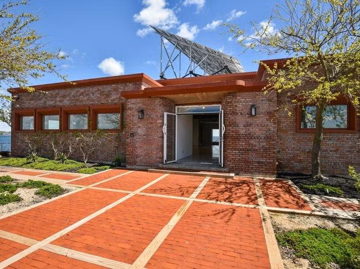 Đảo Columbia chỉ đủ diện tích xây dựng 01 căn nhà, với bốn phòng ngủ, hai phòng tắm.