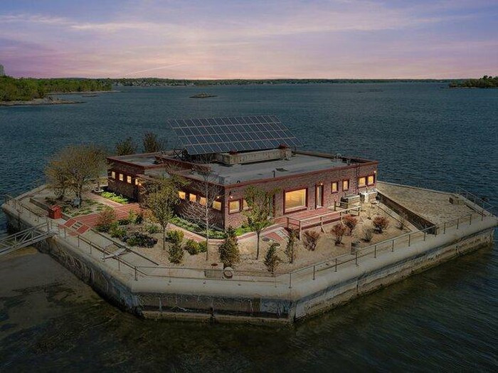 Hai tấm pin mặt trời trên mái nhà tạo ra đủ năng lượng để vận hành ngôi nhà.