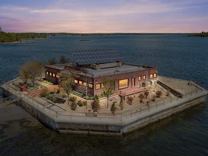 Hai tấm pin mặt trời trên mái nhà tạo ra đủ năng lượng để vận hành ngôi nhà.