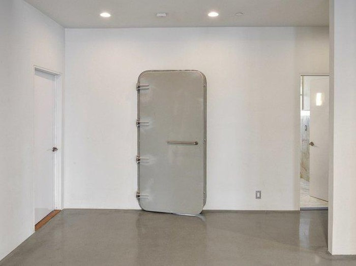 Ngôi nhà bao gồm hai máy phát điện dự phòng 50kW và cửa chống cháy nổ để bảo vệ máy móc.