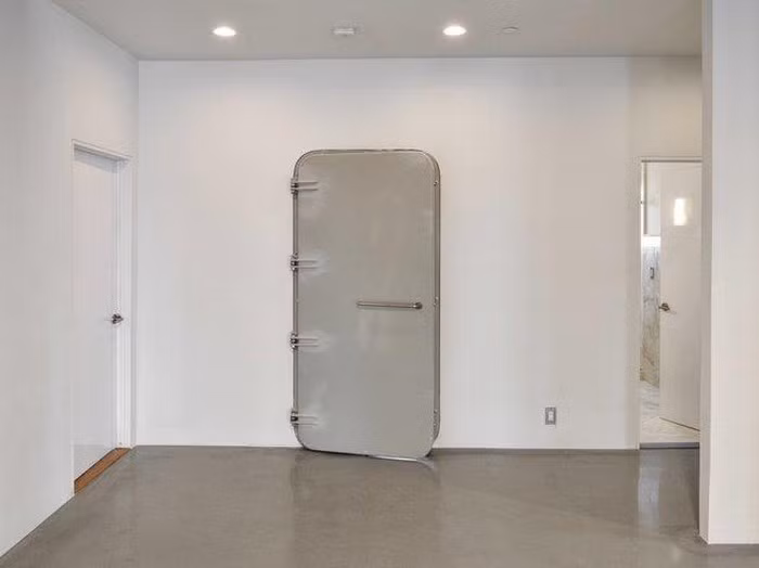 Ngôi nhà bao gồm hai máy phát điện dự phòng 50kW và cửa chống cháy nổ để bảo vệ máy móc.