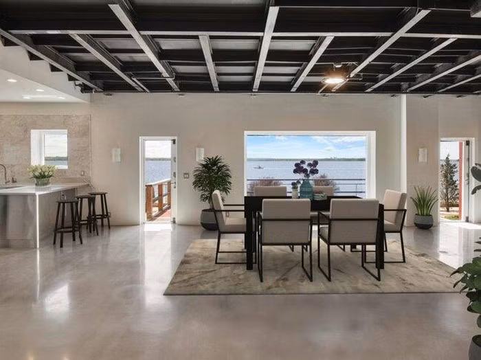 Khu vực bếp ăn sang trọng hướng ra biển