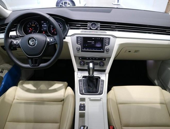 Nội thất sang trọng của chiếc Volkswagen Passat mà hậu vệ Đoàn Văn Hậu vừa được giao khi tới Hà Lan. Ảnh: ANTĐ.