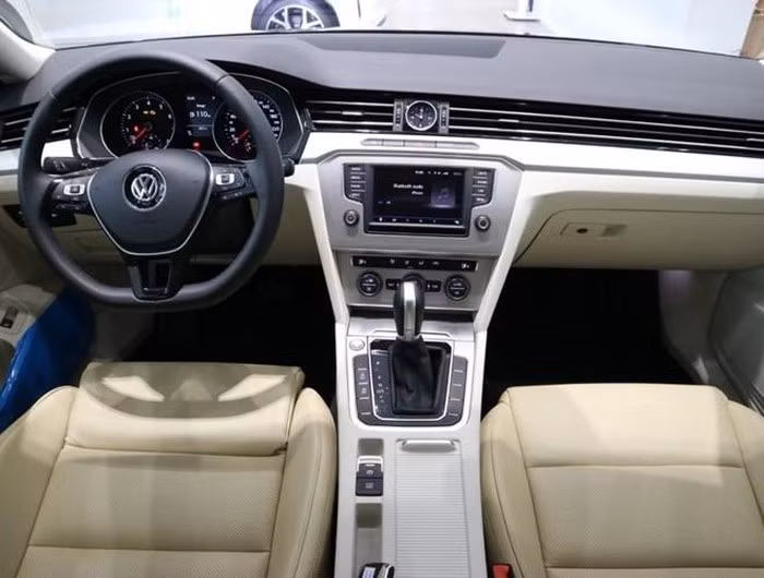 Nội thất sang trọng của chiếc Volkswagen Passat mà hậu vệ Đoàn Văn Hậu vừa được giao khi tới Hà Lan. Ảnh: ANTĐ.