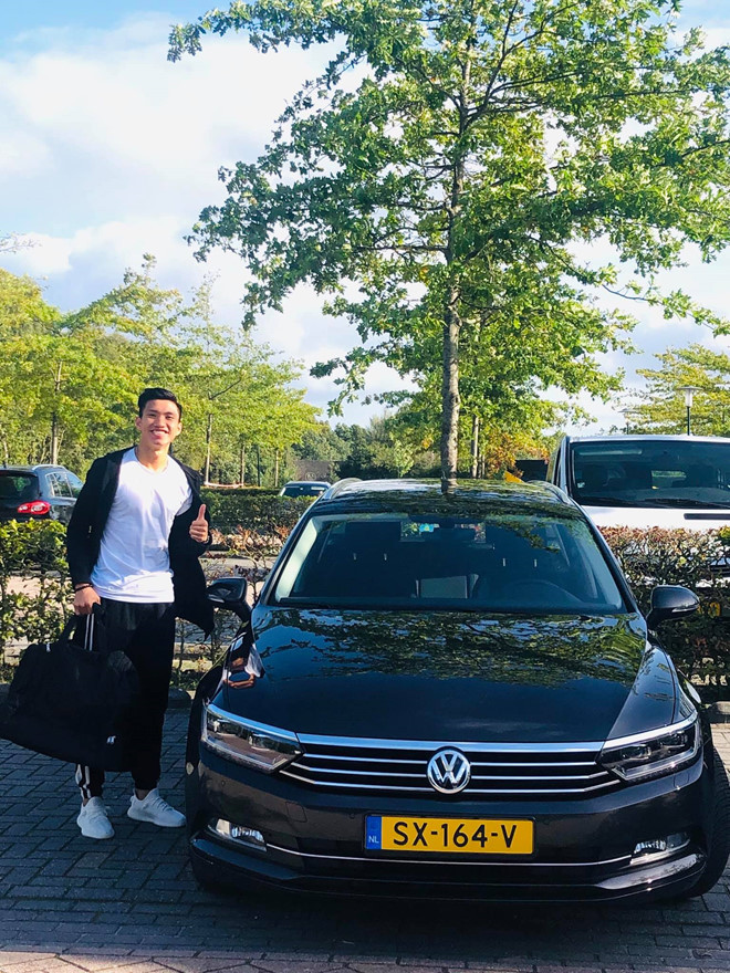 Sau khi nhận được chìa khoá tủ ở phòng thay đồ CLB SC Heerenveen, Đoàn Văn Hậu được bàn giao xe hơi. Ảnh: Facebook.