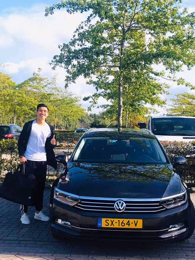 Sau khi nhận được chìa khoá tủ ở phòng thay đồ CLB SC Heerenveen, Đoàn Văn Hậu được bàn giao xe hơi. Ảnh: Facebook.