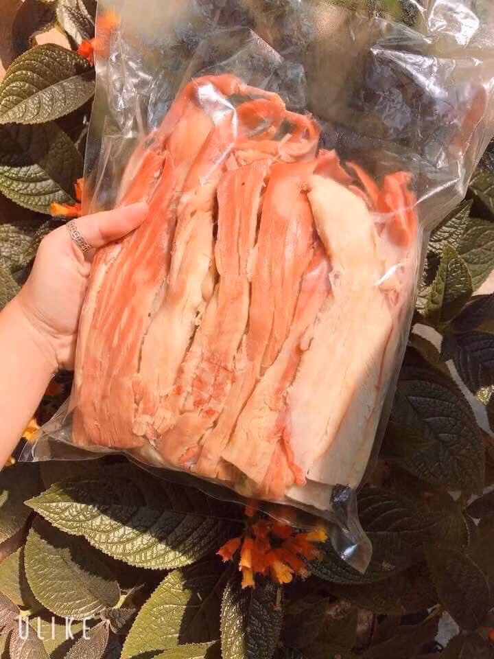 Ngoài ăn trực tiếp, thịt cua hun khói Nga còn có thể chiên với pho mai hoặc cho vào nấu cháo. Ảnh: FB Tuyen Nguyen.