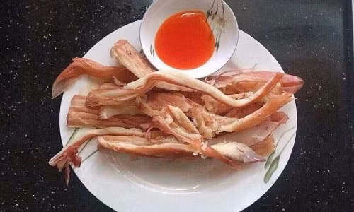 Thịt cua hun khói ngon nhất khi chấm cùng tương ớt. Ảnh: Smile Cook.