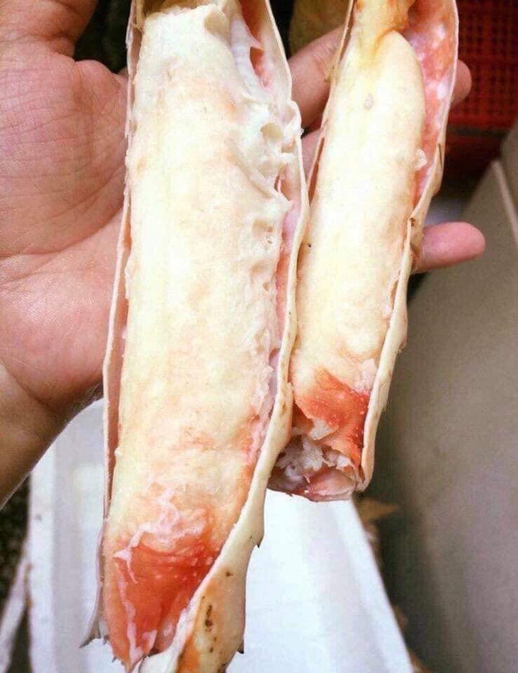 Thêm nữa, thịt cua hun khói cũng không cần mất công xào nấu, chỉ cần xé nhỏ bày lên đĩa là đã có thể thưởng thức, rất tiện lợi. Ảnh: FB Thùy Linh Nguyễn.