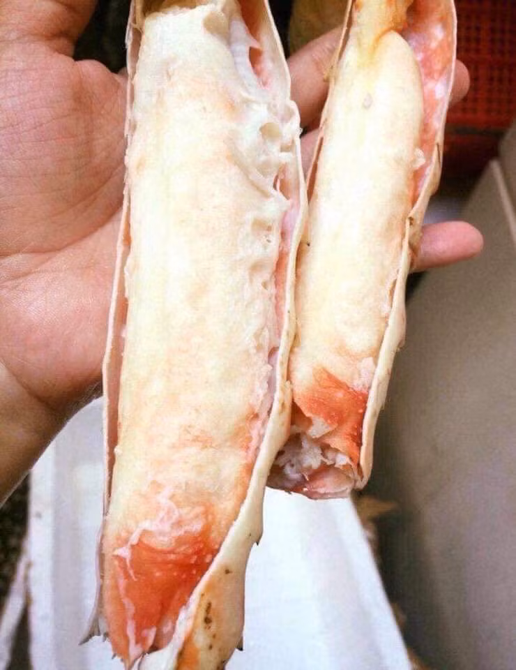 Thêm nữa, thịt cua hun khói cũng không cần mất công xào nấu, chỉ cần xé nhỏ bày lên đĩa là đã có thể thưởng thức, rất tiện lợi. Ảnh: FB Thùy Linh Nguyễn.