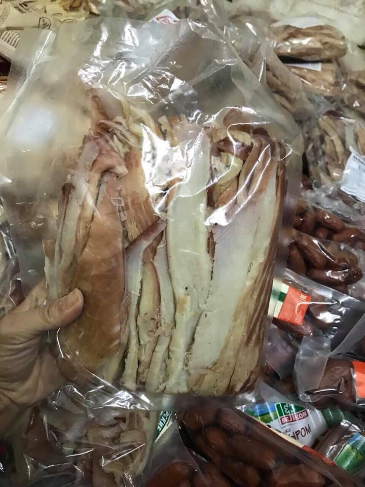 Được nhập khẩu chủ yếu theo đường xách tay, thịt cua hun khói Nga có vị mặn mặn, ngọt ngọt, càng nhai càng ngọt thịt, thích hợp nhâm nhi trong ngày Tết. Ảnh: FB Nguyễn Nga.