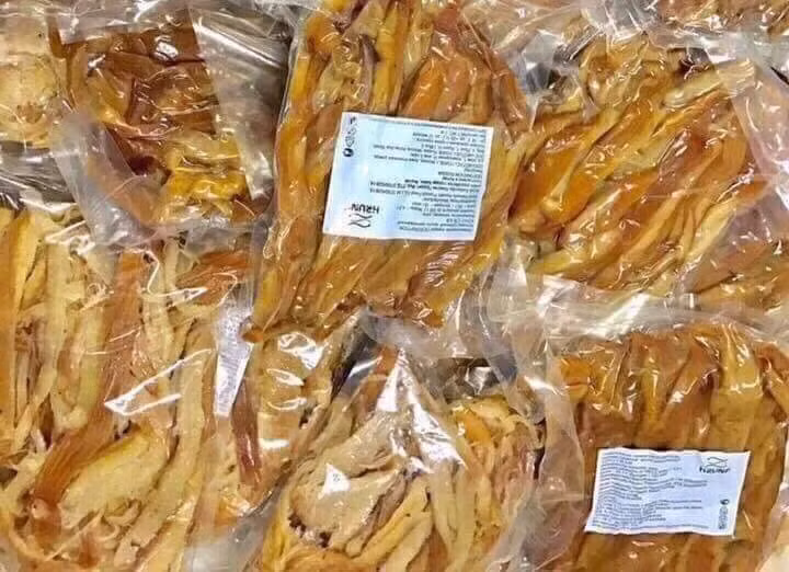 Theo cô Lan, năm ngoái người mua thường phải đặt trước nhưng thời gian gần đây, thịt cua hun khói Nga được rao bán rầm rộ hơn. Vì thế, khách mua cũng dễ hơn. Ảnh: Smart.