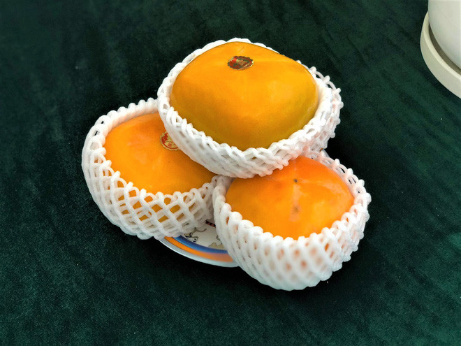 Theo Báo dân sinh, mùa Trung thu năm nay nhiều cửa hàng hoa quả nhập khẩu ở Hà Nội giới thiệu đến khách hàng loại hồng Nhật Bản, với giá mỗi hộp (loại 2 quả) với giá 600.000 - 800.000 đồng.