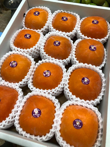 Hồng đen Nhật có lớp vỏ mỏng, màu vàng và chuyển dần sang cam khi trái chín kỹ.