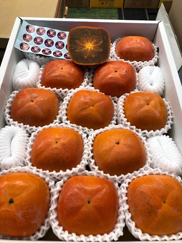 Đây là loại hồng mè đen (ruột màu đen) xuất xứ từ Nhật Bản.