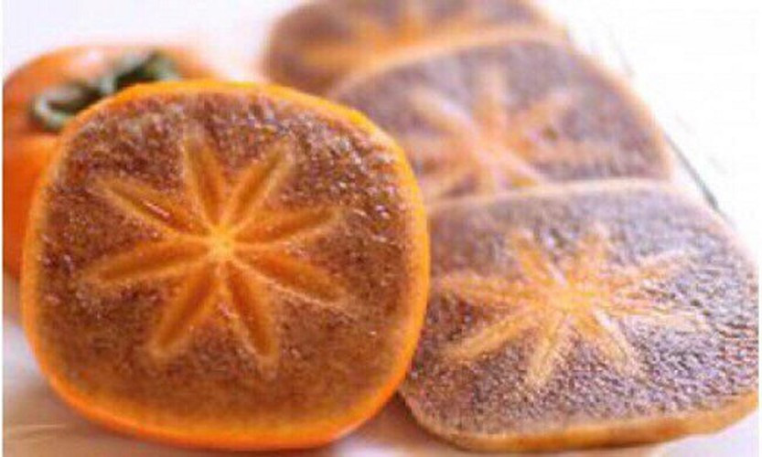 Khi bổ, ruột màu xám đen độc đáo.