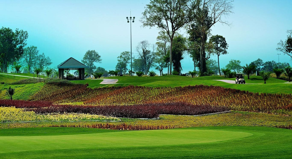 Chủ tịch Hội đồng quản trị Công ty cổ phần Golf Trường An là ông Trần Văn Dĩnh. Thông tin trên Nhadautu, ngoài chức vụ Chủ tịch HĐQT, ông Trần Văn Dĩnh còn là Giám đốc Công ty Cổ phần Đầu tư Phát triển Trường An - một trong những công ty đang đầu tư lớn vào lĩnh vực xây dựng sân Golf và khu nghỉ dưỡng. Ảnh: Golfdy