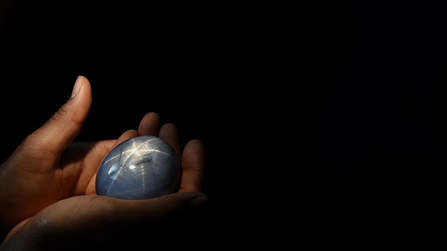 Viên sapphire màu xanh lớn nhất thế giới được phát hiện ở Sri Lanka vào đầu năm 2016. Viên đá khổng lồ nặng tới 1.404 carat.