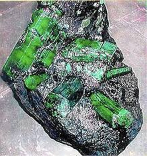 Ngọc lục bảo nặng khoảng 1,7 triệu cara. Nó đã được định giá khoảng 400 triệu USD. Tuy nhiên, giá trị thực sự của nó không rõ ràng.