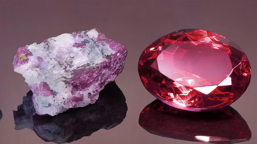 Viên đá quý lớn thứ ba thế giới có tên Hồng ngọc Chaiyo, nặng 109.000 carat, tương đương một đứa trẻ 8 tuổi. Nó được định giá khoảng 448 triệu USD.