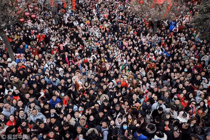 Tại tỉnh Hà Nam (Trung Quốc), cả biển người tràn xuống phố chờ "Thần Tài" phát lì xì. Ảnh: Sina.