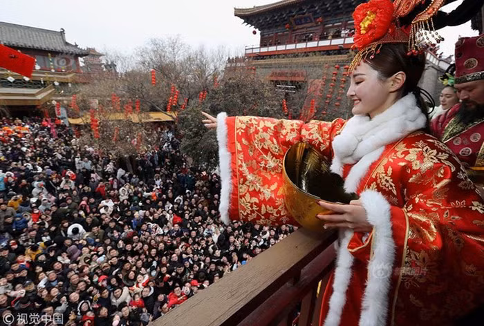 Vào ngày này, người dân Trung Quốc thường tổ chức các hoạt động truyền thống như đi lễ bái, cúng lấy may, nhận lì xì…Ảnh: Xinhua.