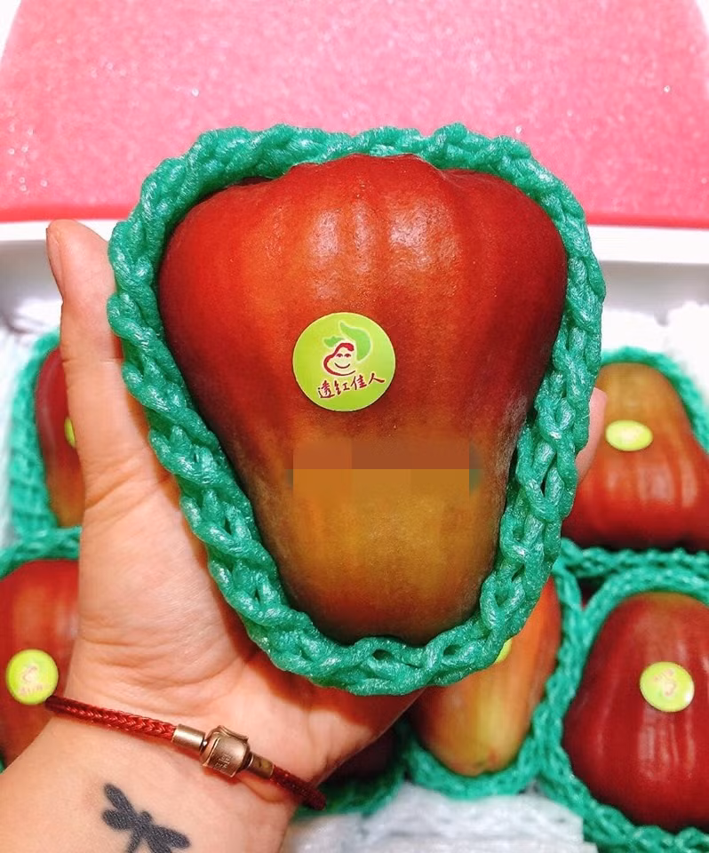 Phần lớn khách mua đều phải đặt trước từ 7-10 ngày mới có roi ngọc bích. Ảnh: FB Phuong Anh.