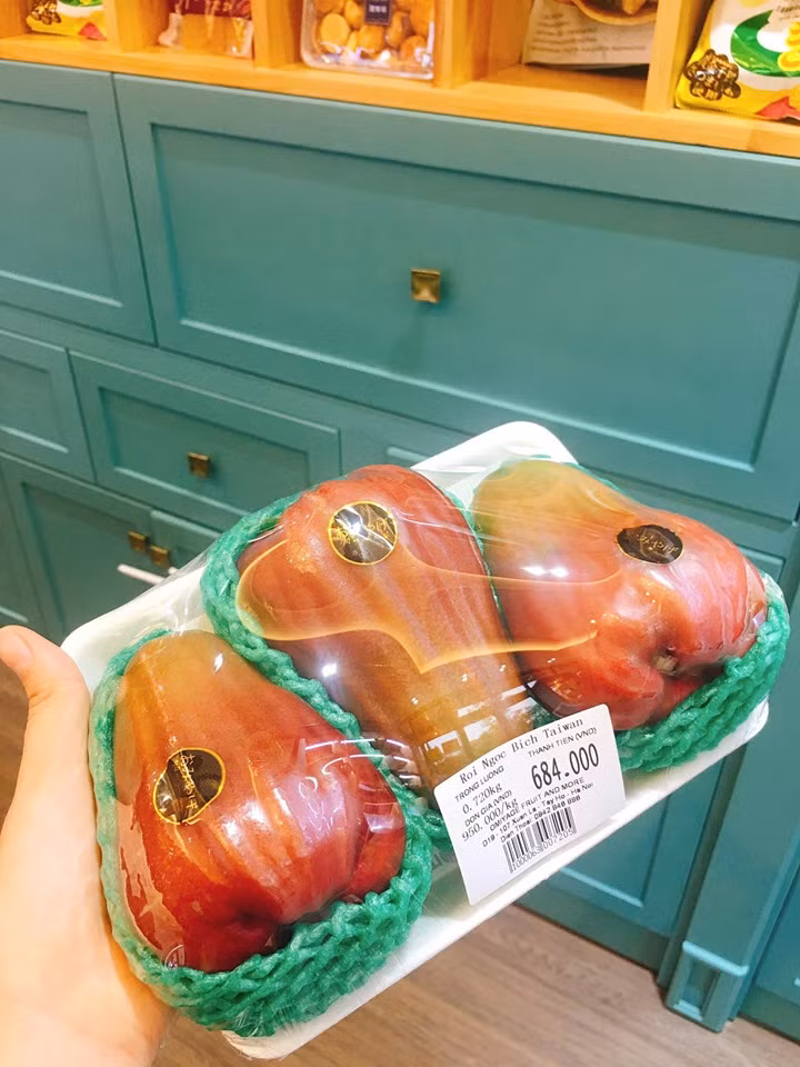 Nếu tính với giá 1 triệu đồng/kg thì mỗi quả roi Đài Loan có giá từ 200.000-300.000 đồng, tuỳ trọng lượng. Ảnh: FB Khuc Ngoc Anh.