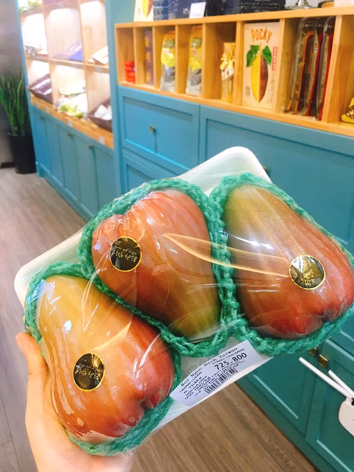 Khác với roi trong nước, roi Đài Loan có kích thước lớn, trọng lượng thường đạt từ 250-350 gram/quả. Ảnh: FB Khuc Ngoc Anh.