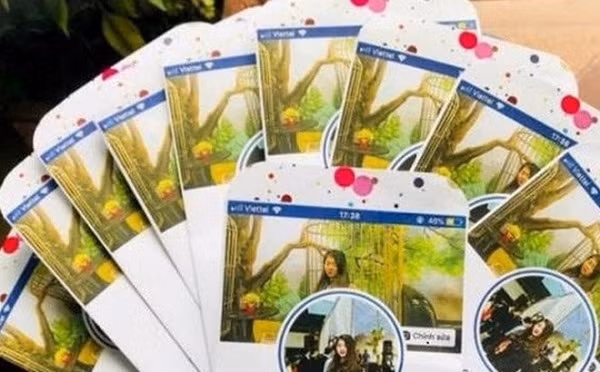 Đáng chú ý, bao lì xì Tết 2019 còn in hình giao diện facebook cá nhân. Giá sản phẩm từ 35.000 - 90.000 đồng/10 chiếc, tùy chất liệu giấy. Ảnh: Voh.