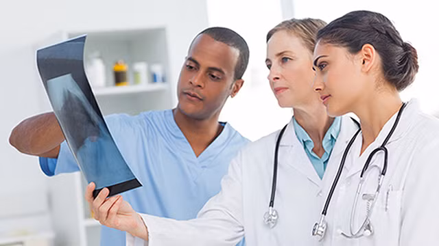 Theo Glassdoor, các bác sĩ (119.000-303.000 USD) phải có bằng cử nhân, ít nhất bốn năm học y khoa và khoảng ba đến bảy năm đào tạo nội trú. Nguồn ảnh: CNBC.