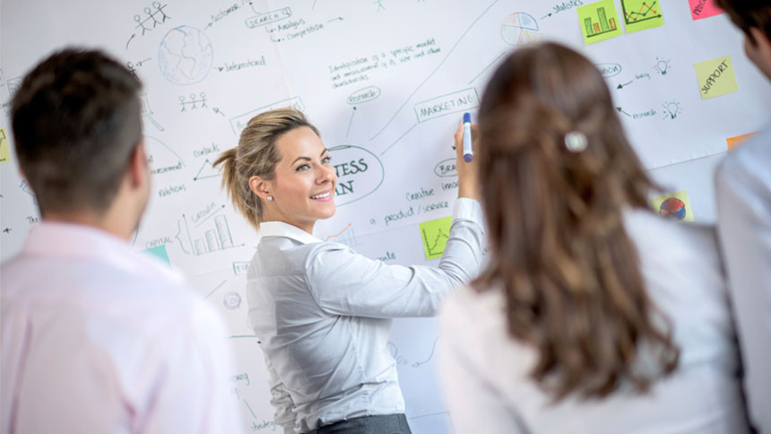 Theo Glassdoor, phần lớn trách nhiệm của người quản lý bộ phận khách hàng là quản lý và giải quyết các vấn đề của khách hàng, duy trì mối quan hệ tốt giữa khách hàng và công ty. Mức lương trung bình của công việc này từ 39.000-90.000 USD.