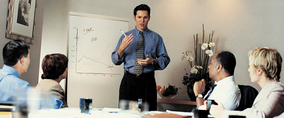 Nhà phát triển web (50.000-117.000 USD) phải thành thạo một số ngôn ngữ máy tính và có khả năng làm việc với cơ sở dữ liệu, máy chủ và kỹ thuật hệ thống.