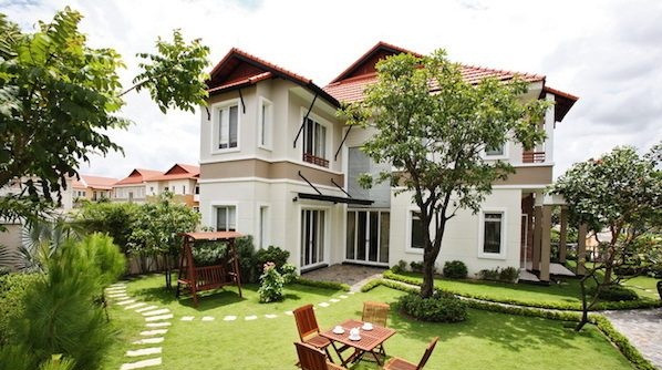 Biệt thự vườn hiện đại thanh lịch bởi gam màu trắng tinh khôi chủ đạo. Ảnh: Kientrucsuvietnam.