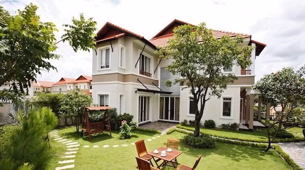 Biệt thự vườn hiện đại thanh lịch bởi gam màu trắng tinh khôi chủ đạo. Ảnh: Kientrucsuvietnam.