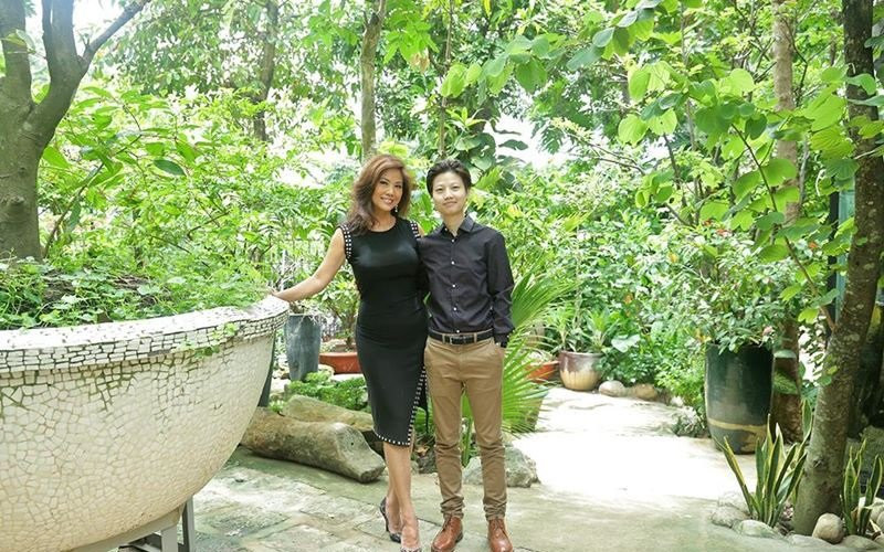 Mỗi khi từ Mỹ về, chị sống tại đây cùng con gái, mẹ và gia đình em trai. Ngôi nhà có bốn phòng ngủ tất cả. Phía sau nhà có sân vườn rộng hàng trăm m2.