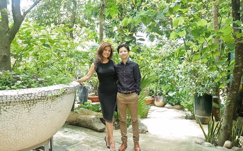 Mỗi khi từ Mỹ về, chị sống tại đây cùng con gái, mẹ và gia đình em trai. Ngôi nhà có bốn phòng ngủ tất cả. Phía sau nhà có sân vườn rộng hàng trăm m2.