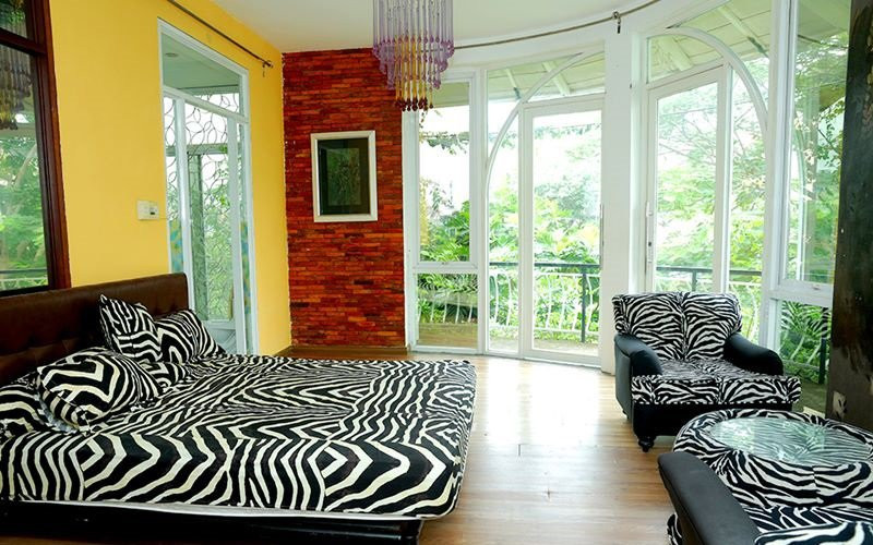 Ca sĩ tự thiết kế phòng ngủ với nhiều cửa kính để gian phòng đón ánh sáng tự nhiên. "Tôi thích cảm giác nằm trong chăn êm nệm ấm và ngắm trời mưa rả rích", chị chia sẻ.