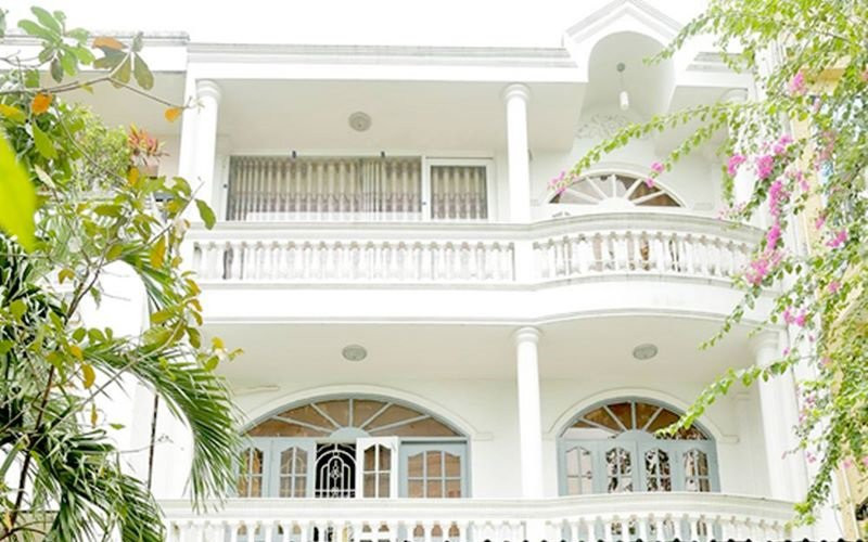 Đi đi về về giữa Mỹ và Việt Nam, tại Sài Gòn nhà của Hồ Lệ Thu nằm ngay gần bờ sông, 2 tầng vô cùng đẹp mắt.