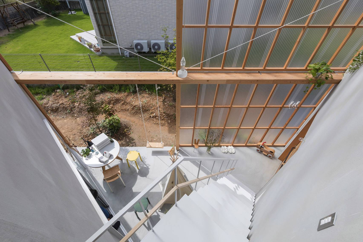 Và chỉ cần mở cửa trượt là biến thành khu vực kết nối với sân vườn.