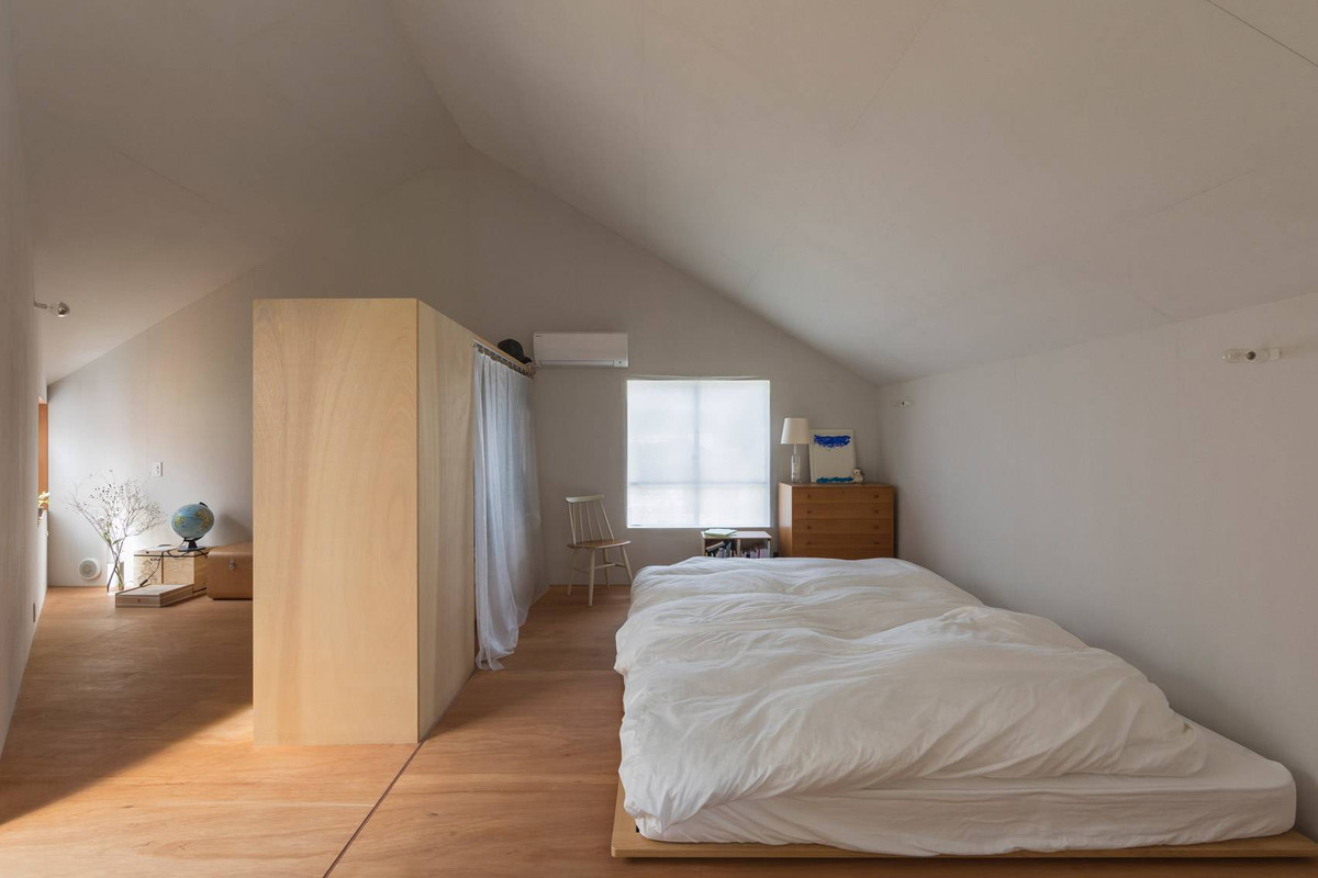 Phòng ngủ đơn giản với gam màu trắng chủ đạo. Nguồn ảnh: Dezeen.