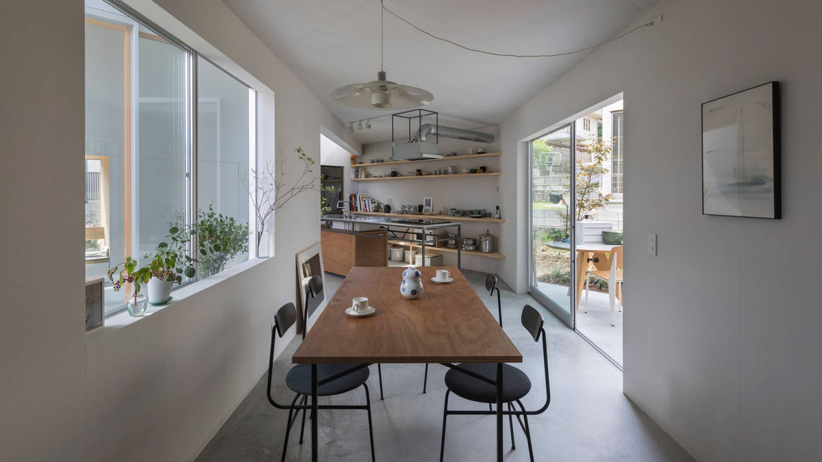 Bàn ăn bố trí cạnh cửa sổ.