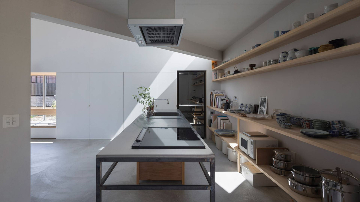  Phòng bếp rộng thoáng và đơn giản.