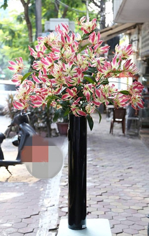 Đáng chú ý, có đại gia chi tới 4 triệu để mua cả bình 10 cành. Ảnh: AE Mart.