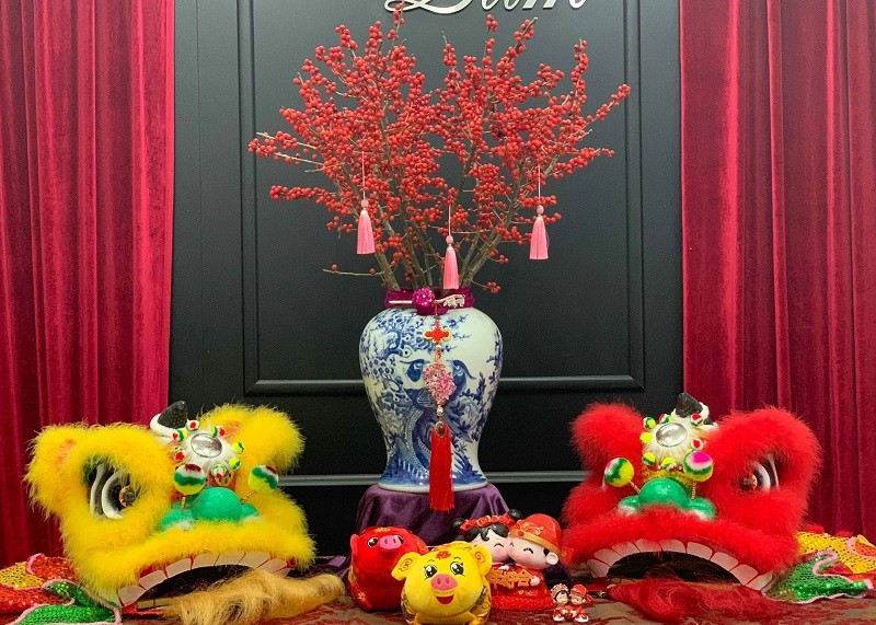 Thậm chí, có đại gia chịu chi cả chục triệu đồng để mua một bình đào đông đỏ lớn. Ảnh: Tintucvietnam.